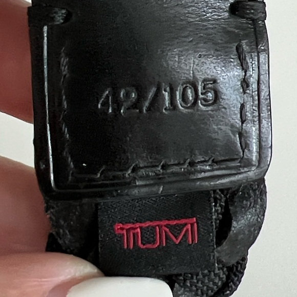 $275 TUMI black leather nylon weave belt 42 pristine condition - Picture 8 of 8